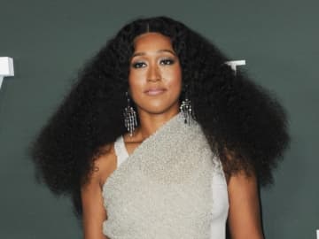 大坂なおみ、大胆なパーティールック　背中オープンのミニドレスで休暇を満喫