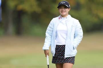 女子ゴルフ河本結、肩出し赤ドレスで報告「撮ってもらいました」　大胆な佇まいに喝采「モデルさんにしか…」