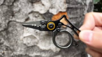 「なんだこの形…」「ガジェット感がいいわ」この形状が実は…。見た目以上に『使える』本気の逸品。持っておいて損なしのアイテムとは？