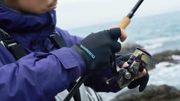 シマノから登場する“釣り専用”グローブ。しっかりと保温しながらも透湿素材で蒸れない快適性。3本抜き仕様で操作性も抜群に。