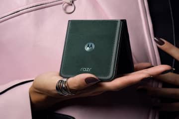 「motorola razr 60 ultra」、12月12日発売　約20万円