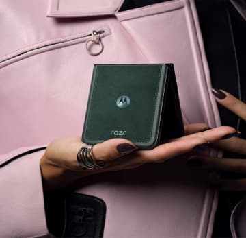 そろそろ「折りたたみスマホ」デビューは如何？　モトローラの『motorola razr 60 ultra』ついに発売