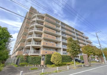 ジェイシティ千歳烏山 3階｜生活利便と自然の潤いを享受する。「蘆花恒春園」やスーパー、コンビニが至近。広々3面バルコニー、玄関ポーチのある4LDK。専用使用権付き駐車場あり