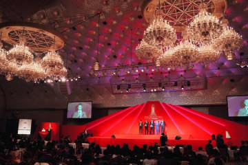 NPBアワーズに元NHK美女アナが降臨　際立つタイトな白ドレス…神宮で豪快始球式も話題