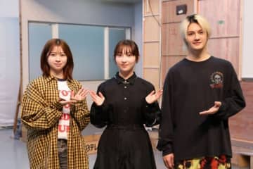 家入レオ、主題歌を担当するドラマの撮影現場に表敬訪問 桜田ひより&佐野勇斗と初対面、生歌を披露