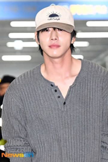 【PHOTO】アン・ヒョソプ「2025 MAMA」のため香港に出国（動画あり）