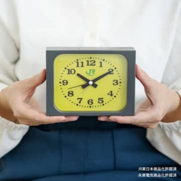 JR東日本の“駅時計”が自宅に？！発車ベル音付きアラームクロック 宝島社ムック本で登場