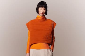 プリーツ プリーズ イッセイ ミヤケ“ダンス”着想のウェア、幾何学模様プリントの長袖トップスも