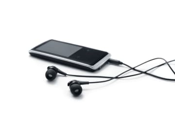 父の部屋から「初代ウォークマン」を発見！ 夫に「3万円以上で売れる」と言われたのですが、動かなくても“高値が付く”でしょうか？「古いオーディオ機器」が高額になる背景とは