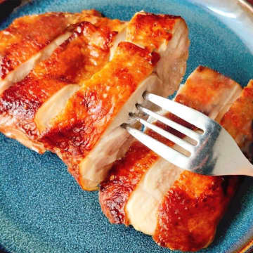 【鶏肉、スプーン2杯で煮込まず味しみ！】焼くだけでチャーシュー超えの絶品おかず