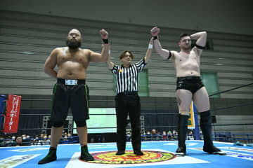 【新日本】オーカーン＆カラム、崖っぷちからの生還！モンスターソースとの肉弾戦を制し、『WTL』混戦のBブロックで反撃の狼煙