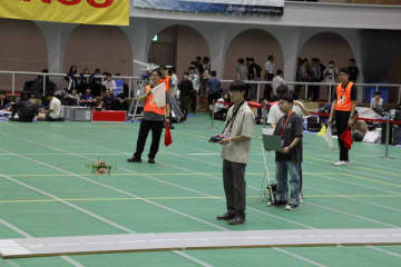 全日本学生室内飛行ロボ2025 — 巨大物資を運ぶ学生機が続々！金沢工大が優勝へ