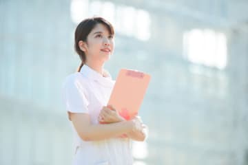 激務で「美容クリニック」に転職した“看護師”の友人。「夜勤なしで給料もいい」とのことですが、やはり“大病院”は夜勤・残業がキツいのでしょうか？「給与・働き方」を比較