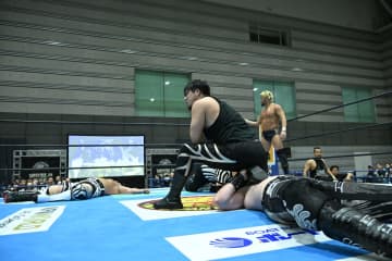 【新日本】成田蓮＆SANADA組、無法の限りを尽くしてIWGPタッグ王者K.O.Bを「ノックアウト」！ H.O.Tが悪の連携で初白星