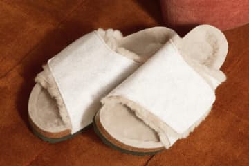 ビルケンシュトック「ソラナ」ふわふわシアリング×ワイドストラップのスリッポンサンダル