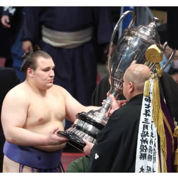 安青錦は大関昇進も“課題”クリアできず…「手で受けるだけ」の立ち合いに厳しい指摘