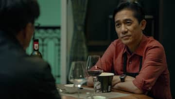 トニー・レオンの落ち着いた表情　経済犯罪捜査班との激しい駆け引き　「フォックス・ハント」場面写真