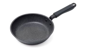 傷んだら復活しない！ふっ素樹脂加工フライパンにまつわる疑問の解消とメーカーが教える「長持ちする使い方」