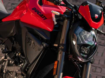 ドゥカティ新型「モンスター」発表　俊敏×ハイテクな唯一無二のネイキッド