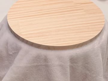 スリコのペット用コタツ、組み立てたら猫が？　3秒後の姿に「なんという吸引力」