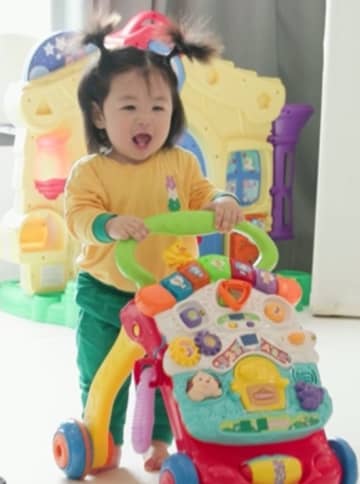 俳優シム・ヒョンタクの愛息ハルちゃん、生後9カ月で歩行練習に挑む！“愛らしさ爆発”