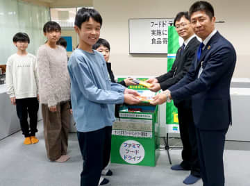 小学校でフードドライブ実施 児童が食支援学び70点寄贈