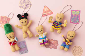 ヒーローたちの冬休み!?　「イッツ・ア・スモールワールドwithグルート」新作グッズ発売。フィギュア/カチューシャ/スモワのビークルほか