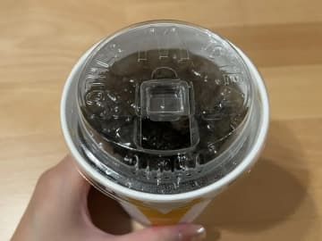 マクドナルドが紙ストローを終了し、『ストロー不要フタ』が登場　飲み心地は？傾けてみた結果…