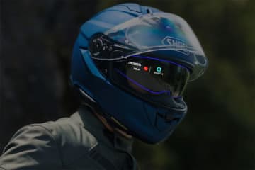 SHOEIとEyeLights「世界初」うたうARスマートヘルメットを発売。バイザーに速度やナビ情報を表示