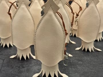 スルメイカのキーケースが本物みたいに『焼ける』？　経年変化した姿に「最高の育ち具合」