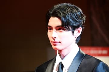 本田響矢 大人の魅力を放つシックなスーツ姿を披露！爽やかな笑顔を浮かべファン熱狂【第54回ベストドレッサー賞】