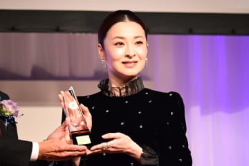 檀れい 大人の魅力溢れる優美なきらめく黒ドレス姿で登場「朝は和食です」と私生活明かす場面も ベストドレッサー賞受賞