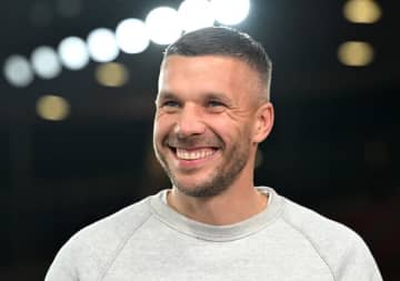 引退時期は？ もう１人のEURO2004現役戦士は誰？ 40歳ポドルスキがズバリ回答！ 古巣のバイエルン＆アーセナル、どっちを応援？「もちろん…」