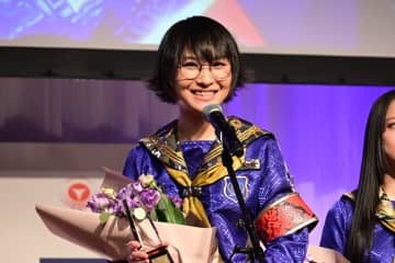 新しい学校のリーダーズ 普段のセーラー服と違う青×金制服で登場！「これからもはみ出していきます」と10周年の意気込み語るベストドレッサー賞受賞