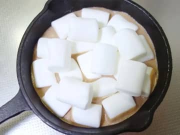 溶かしたスーパーカップにマシュマロをのせて…　できたスイーツに、子供が大興奮！