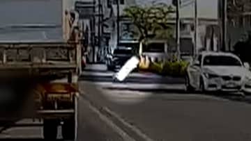 前のトラックから“鉄板”が落下…紙一重で衝突回避・沖縄市　トルコでは解体中の建物から木材が頭上に落下も軽傷