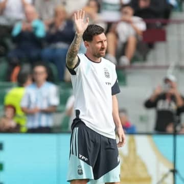 涙の退団から４年…メッシのカンプ・ノウ電撃訪問の舞台裏「バルサの誰とも調整されなかった」【現地発】