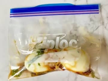 この食べ方が一番うまい！　ゆで卵と一緒に漬けたのは…？【味玉レシピ】