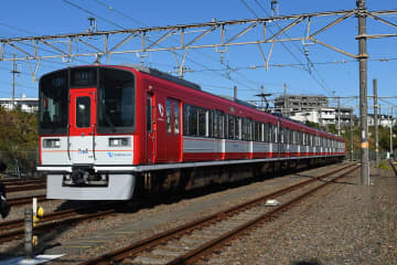 小田急、箱根登山線に赤い1000形車両　27日から運行開始で報道陣に公開