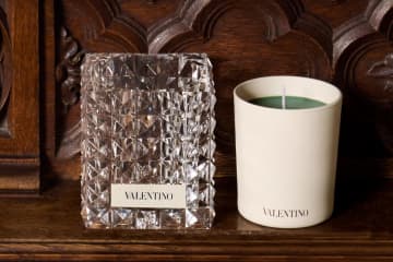 ヴァレンティノ ビューティ初のキャンドル - シチリアの風景着想、甘くまろやかなフローラルウッディの香り