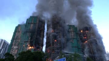 被害拡大か…立ち並ぶ高層住宅から次々に火災発生し延焼中、消防士1人含む4人死亡　多くの住民が救助求める　香港