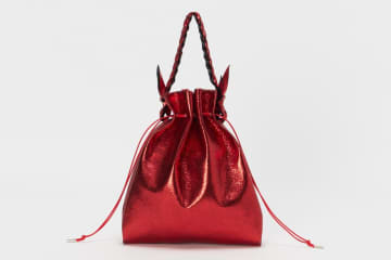 エンダースキーマ“ひび割れメタリックレザー”のハンドバッグ＆5WAYトート、蛍光レザー財布も