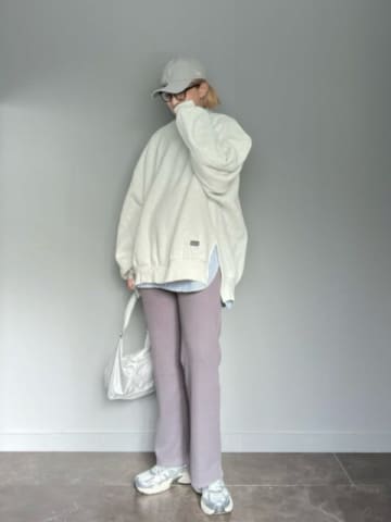 【飛行機の服装】スウェットで楽ちんに！ 動きやすくておしゃれなスウェットコーデ8選