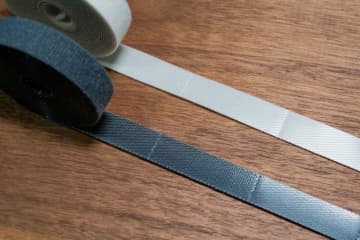 [本日の一品]無印良品のミシン目入り面ファスナーで、超効率的にケーブル整理！