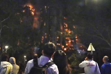 煙立ちこめ、響く爆発音　香港、住民「妻と連絡付かず」