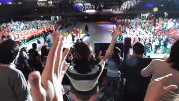 デフリンピック閉会式　アスリート・ボランティア・観客が踊りでひとつに