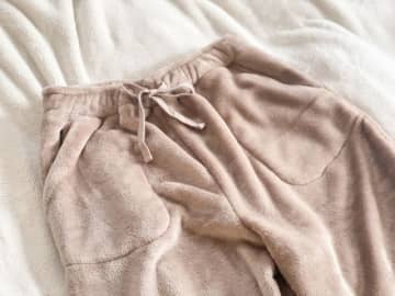 軽くてあったかい！チクチクしないマイクロファイバー素材「はく毛布 ルームパンツ」