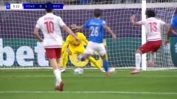 スタジアム騒然！ 南野拓実が「美しすぎる」DFを一瞬で置き去り→“絶妙ワンタッチショット”「抜け出しで勝負アリ」CL日本人最多通算6ゴール目