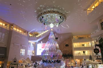 梅田駅すぐの百貨店が「真っ白な世界」に…クリスマスマーケット開催中