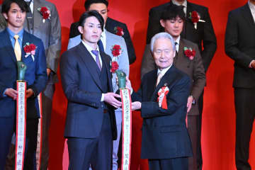 【ＮＰＢアワーズ】鷹の選手会長・周東佑京が〝有言実行〟　チームからの８選手表彰に胸を張った理由